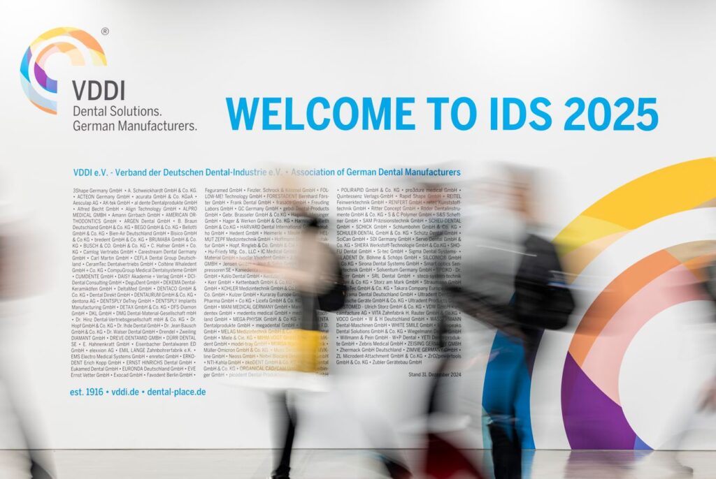 Cartel de bienvenida de los fabricantes dentales alemanes en IDS 2025.
