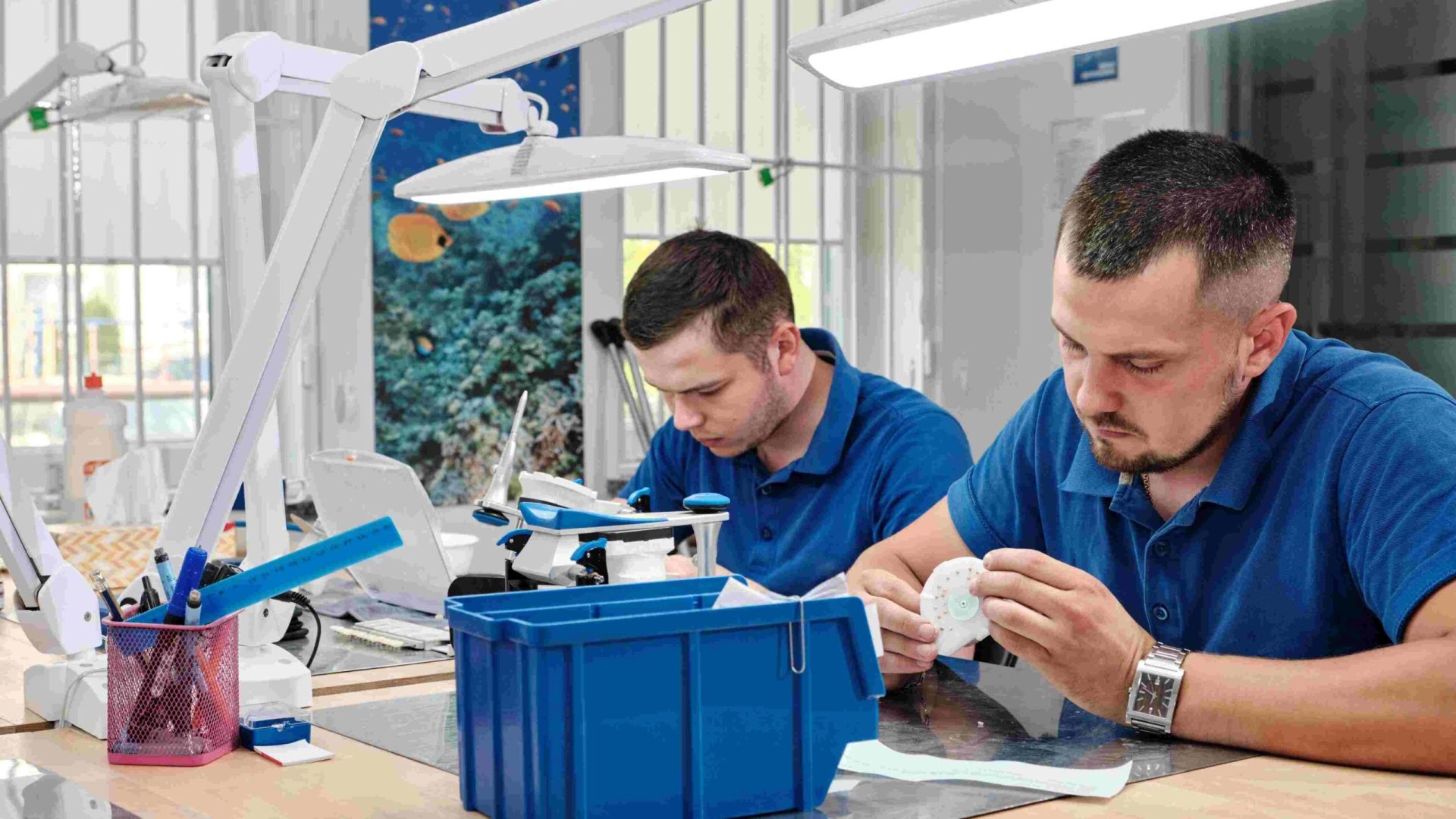 Técnicos de un laboratorio de prótesis dental